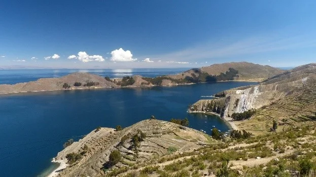 Paisaje del Lago Titicaca, Isla del Sol Vista panorámica del Lago Titicaca desde las colinas con andenes tradicionales en la Isla del Sol