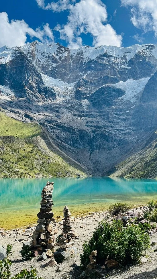 Laguna Humantay y el nevado Salkantay, Cusco Laguna Humantay de aguas turquesas con apachetas de piedra en primer plano y el imponente nevado al fondo