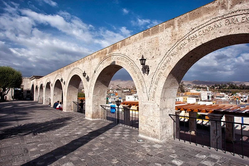 Arcos de sillar en el Mirador de Yanahuara Los arcos de sillar del Mirador de Yanahuara con grabados poéticos e inscripciones históricas en Arequipa