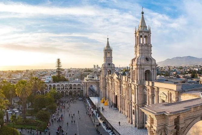 Plaza de Armas y Catedral de Arequipa, la Ciudad Blanca Vista panorámica de la Basílica Catedral y la Plaza de Armas de Arequipa hecha de sillar al atardecer