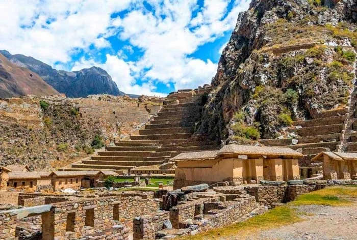 Terrazas incas en la Fortaleza de Ollantaytambo Grandes andenes de piedra y construcciones incas en la Zona Arqueológica de Ollantaytambo en el Valle Sagrado