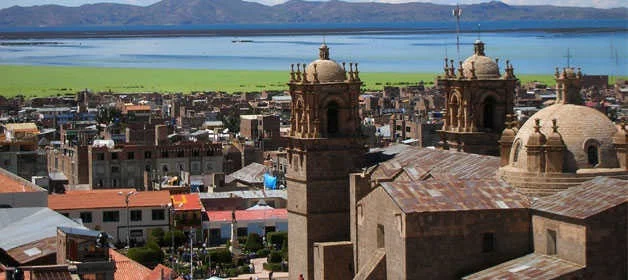 Catedral de Puno y el Lago Titicaca Vista panorámica de la ciudad de Puno con las torres de la Catedral Basílica de San Carlos Borromeo y el Lago Titicaca al fondo